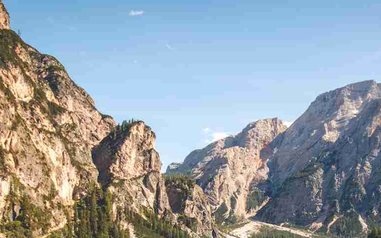 Mountains above Lago di Braies (JPEG, 100 KB)