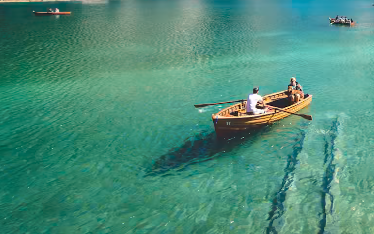 A rowing boat on green water (JPEG XL, 99 KB)